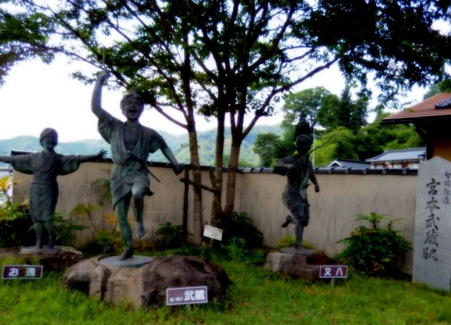 駅前には、三人の像も。<br />