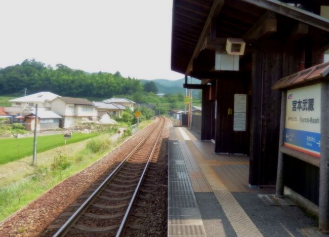 ホームに上がってみましょう。<br /><br /><br />無人駅のノンビリとした時間が流れます。