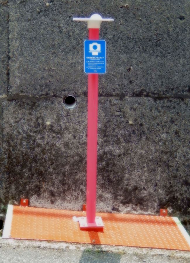 駅の外には、こんなものが？<br /><br />そうです！<br /><br />記念撮影用の「カメラスタンド」です。<br />この上にカメラを載せて、セルフタイマーで。<br /><br />これなら一人旅の乙女でも、カップルでもだいじょーぶです(^^♪<br />