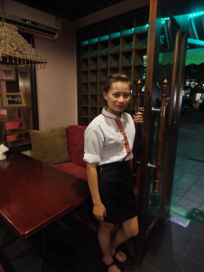 ハロン湾・ホンガイ側<br />カフェ【ＮＡＭ　ＰＨＯＮＧ】の<br />ウエイトレスの方です。<br />サイクリングで汗だくの私にとても親切にして下さいました。<br /><br />【ＮＡＭ　ＰＨＯＮＧ】の詳細は【食事編】で<br />http://4travel.jp/travelogue/10911601<br /><br /><br />