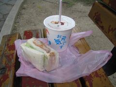 二二八和平紀念公園にて朝ごはん（台湾で初めての食事&#9825;）

紙コップのなんちゃって日本語がカワイイ。