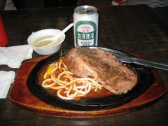 今度は台電大樓駅に移動して、師大夜市へ。

大学が近いせいか、客層が若い！通りに並ぶショップも
竹下通りっぽい。

夕食は豪華？に牛ステーキ！！１５０元也。