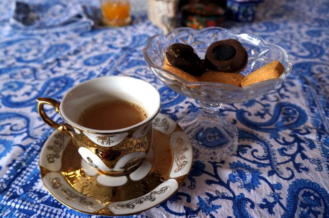 インドでの初チャーエはシャレオツな感じ。<br />クッキーも普通に美味。<br /><br />しかしこれはインドでは例外である。<br />デリー在住の外国人ならでは。