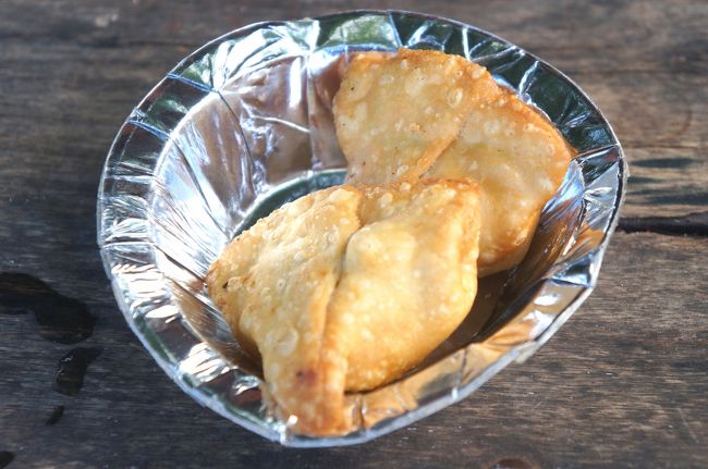 こちらはカジュラホで食べたサモサ。<br />見かけは同じような感じ。中身もほぼ同じだか、スパイスの配合が店ごとに違う。