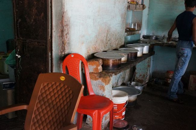 カジュラホではすごいローカルなレストランに連れていかれました。<br />若い兄弟たちが料理している。