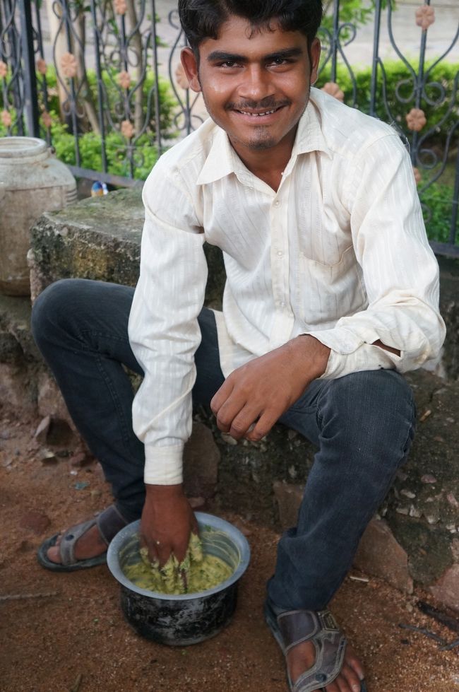 カジュラホでは、路上でサモサ生地を練ってる人がいました…ちなみにこの人、サモサ屋さんじゃなくってコンサートホールの受付のお兄さんです…<br /><br />じ、自由すぎるぜインド…！しかもめっちゃ笑顔ｗ