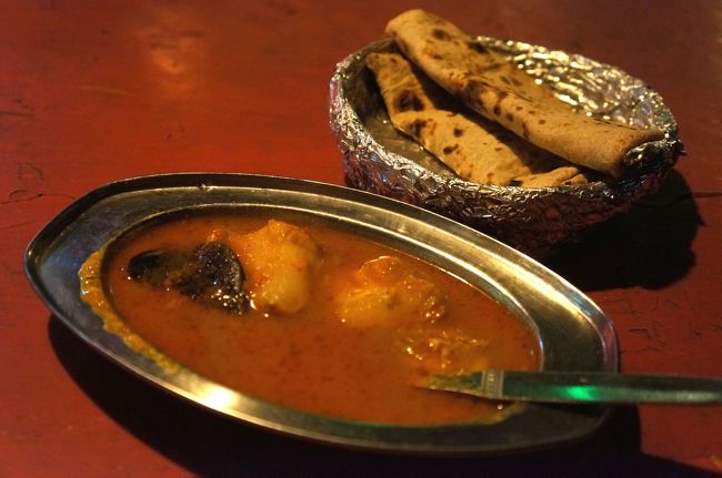 カジュラホのラストは、ブルースカイレストランで食べたフィッシュカレー。湖に棲む淡水魚を使ったカレーはもの凄くあっさり目なのに旨味たっぷり、この旅一番のヒット！