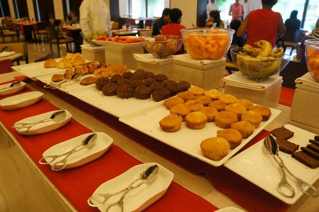 お菓子は洋のものがズラリ。素朴な味でほっとする。