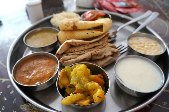 続いてジャイプールもターリー２連発から。<br />高速道路の休憩所みたいなところで食べたべジターリー250?。高めだが味はまあまあだったので救われる。米までカトゥリ（丸い容器）に入ってたのは初めて見た。