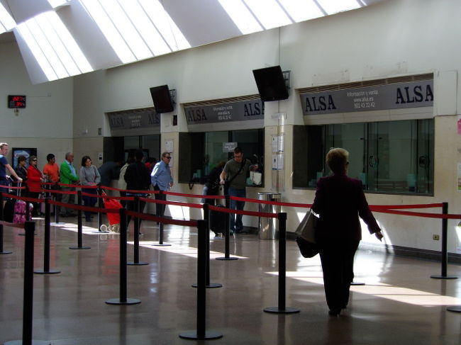 切符売り場<br />インターネットで予約したチケットの印刷したもので乗車できるか聞いてみます