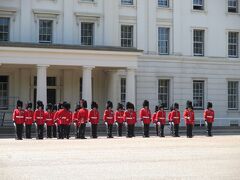 バッキンガム宮殿に向かう途中、兵舎前で練習をしていました。
