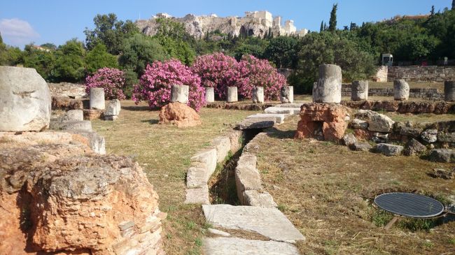 へファイトス神殿の南側には、評議会議事堂（前６?５世紀）、その東に公共掲示板（前４世紀）、南にトロスがあったというが。<br />　　<br />　