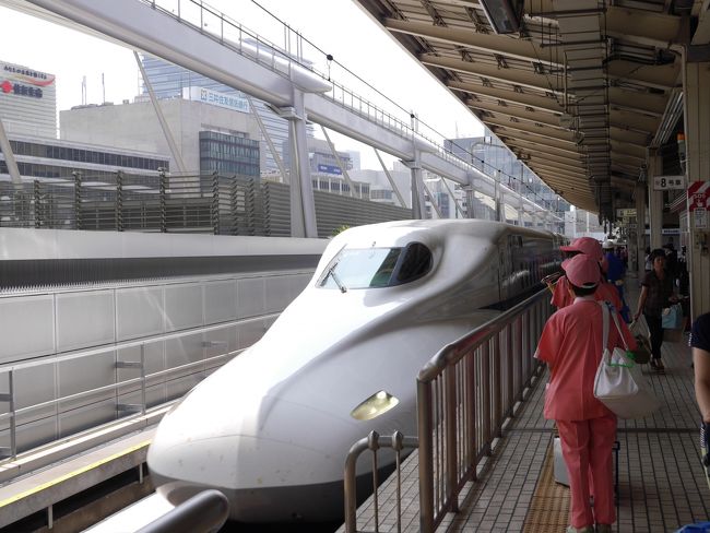 折り返しの新幹線を待つ車内清掃のスタッフさん。<br />