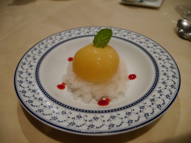 デザート。<br />桃のコンポート。丸々一個。<br />今回は２５００円のコースを頂きました。前菜、スープまたはリゾット、メイン、デザート、コーヒーまたは紅茶。これで２５００円。とってもお得で美味しかったです。