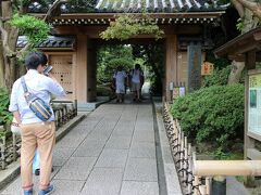 功臣山　報国寺（ほうこくじ）は、美しい竹の庭で知られる足利家ゆかりの古刹、別名「竹寺」と呼ばれています。
