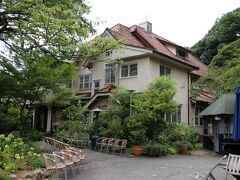 洋館風の建物が石窯ガーデンテラスです。

しかし、本日、月曜日は何と定休日でした。
残念！　また再訪します。

ということで、浄妙寺の境内にあるこのガーデンテラスが定休の日は、観光客も少ないのかもしれません。