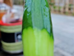 鶴岡八幡宮の参道にやって来ました。

「鎌倉あきもと」の名物、アイス胡瓜

そう、冷やした浅漬けのキュウリです。