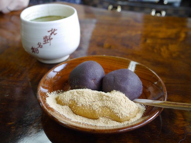 粟餅はもち米のお餅に比べ軽くあっさり、何個でも食べられそう。あんこときな粉がセットになっています。