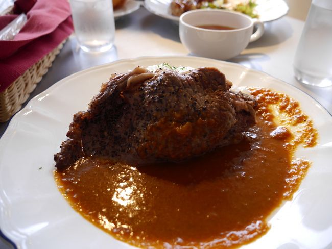 正門すぐのおしゃれな学食です。<br />ステーキカレーは本格的なスパイシーさでした。