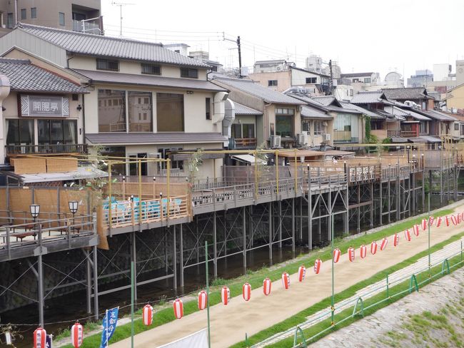 四条大橋から納涼床を眺めます。