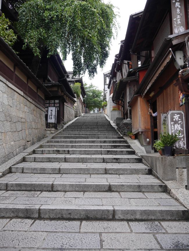 産寧坂も誰もいません。<br />お店も開いてませんが。