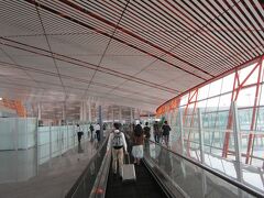 （ここから北京時間）12:05、北京首都空港に着陸。12:13には、巨大な第3ターミナルの北の端っこ、523番スポットに入った。