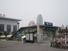 で、我々はこれから国鉄に乗るのではなく、すぐ脇の西直門駅から北京地下鉄に乗るのだ。