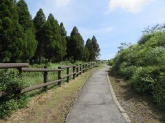 　草千里に駐車（有料410円）

　9:45　レストハウスの端が杵島岳登山道入口です。頂上まで整備された舗装の道がつづいていました
