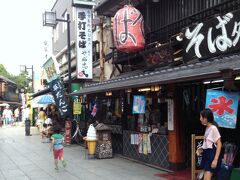 この通りのお店はどこも和風で、海外からの観光客の方にも満足していただけるかと思います。