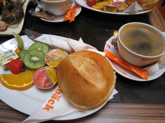 モーニングセット「Good Morning」というものを頼みました。<br /><br />19％の税金がついて1人分2.8ユーロでした。