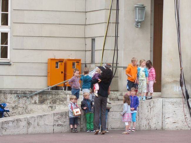 おやおやチビッコ達が国民劇場に集合しています。