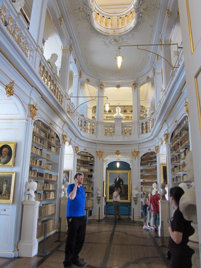 これがロココホールです。<br /><br />明るい色調のなんとオシャレな図書館なのでしょう。