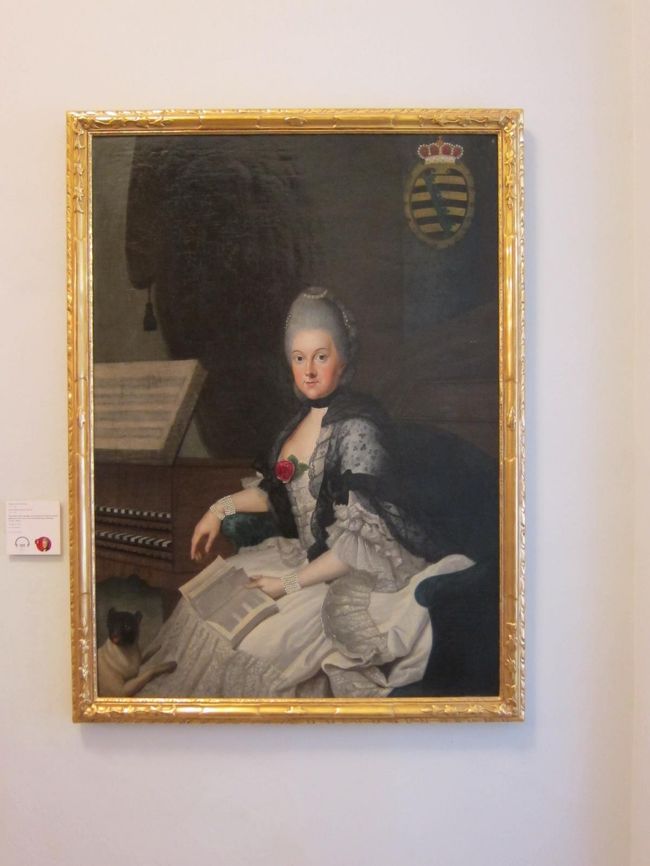 アンナ・アマーリア公妃。<br /><br />賢そうな美人です。<br /><br />第２子を身ごもっている間に夫が亡くなってしまったため、幼い長男の摂政としてワイマールを治めたそうです。<br /><br />芸術のパトロンとして知られ、ゲーテやシラーをワイマールに招きました。作曲も手がけたそうです。図書館には、85万冊もの蔵書があったということです。