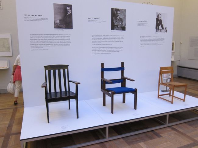 左から、<br /><br />アンリ・ヴァン・デ・ヴェルデ<br /><br />校舎を設計し、それがバウハウス大学の元になっているそうです。ちなみに、クレラーミューラー美術館も彼の設計によるそうです。<br /><br />ヴァルター・グロピウス。<br /><br />バウハウスの創立者。ル・コルビジェ、フランクロイド・ライト、ミース・ファンデルローエとともに、近代建築四大巨匠のひとりだそうです。<br /><br />オットー・バルトニング。<br /><br />どんな人かよくわかりません。