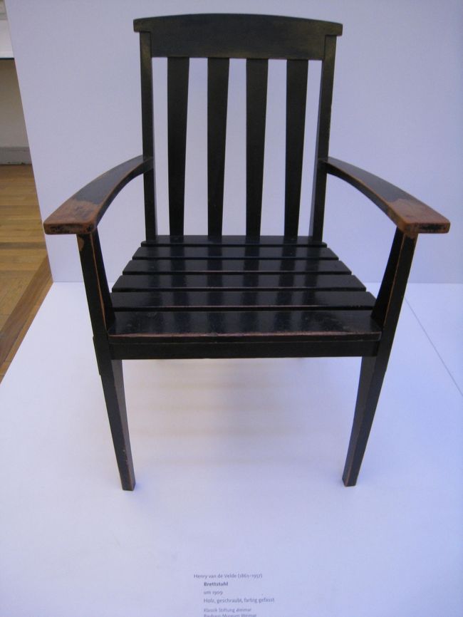 直線的なデザインの家具です。