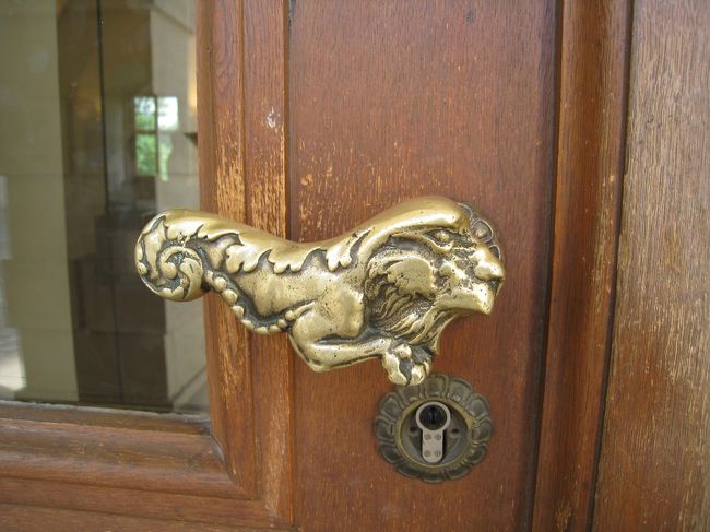 おもしろい取手です。