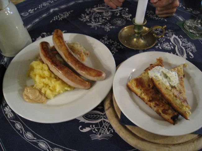 ビールを飲んで、<br /><br />玉ねぎパイ、ソーセージを食べました。<br /><br />おいしかったです。