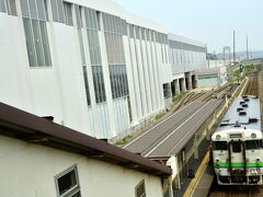 渡島当別駅からローカル列車に乗って、木古内駅にやって来ました
北海道新幹線のホームもだいぶ完成しているかのようです