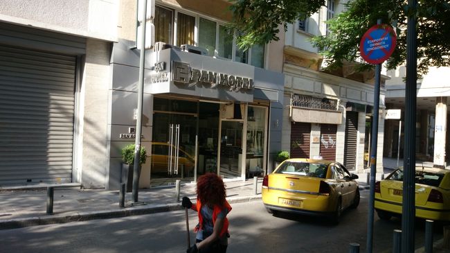 Ｘ95番シンタグマ広場終点バス停から徒歩1分の3★ホテル・パンホテルです。<br /><br />一人リピーター向き。　浴槽有り。朝食付きＷｉＦｉ無料。<br /><br />主な観光ポイントは全て徒歩の距離。