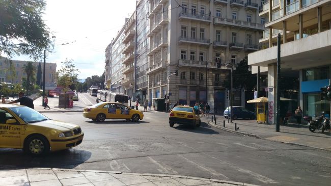 空港からＸ95番のバスに乗るとシンタグマ広場を一周してこの写真の右側がバス停。