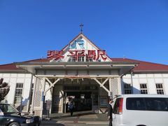 岡山駅から特急で1時間。金毘羅さんのお膝元の琴平駅に着きました。
瀬戸大橋のお陰で何とも早くなったものです。
瀬戸大橋から見た島々も美しく、この旅、本当にお薦めです♪