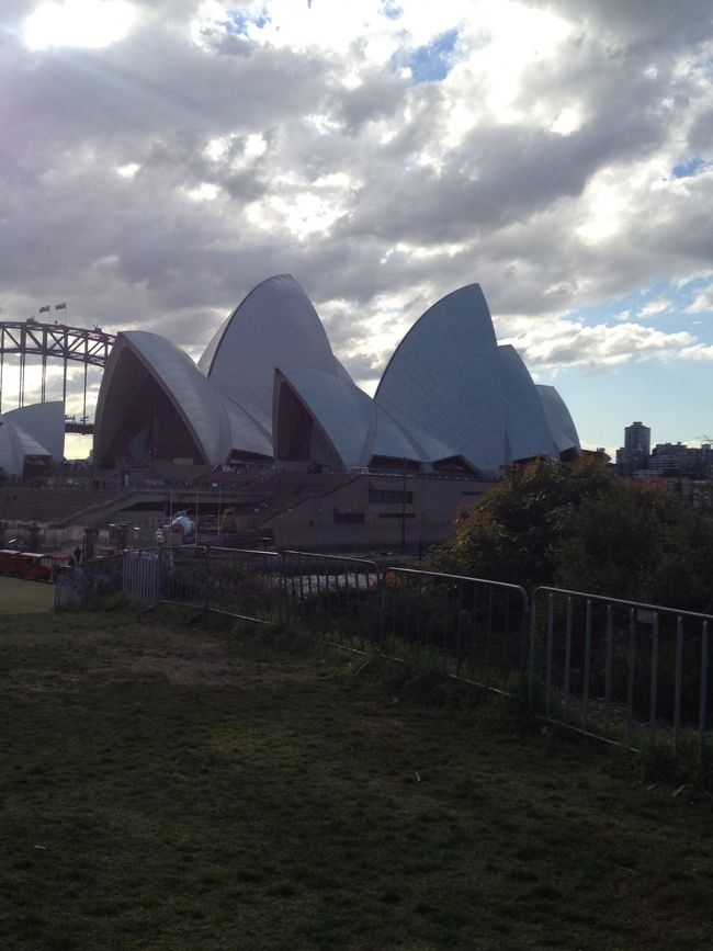 ずっとまっすぐ歩いてくると、オペラハウスの裏側に出た。