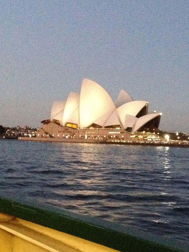 フェリーでホテル近くまで。<br />オペラハウス、きれい☆