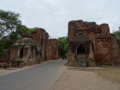 タラバー門
9世紀の城壁です。