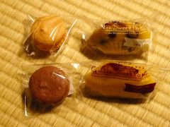 参道を降りていくと、途中に駐車場があり、車はそこまで上って来れます。ちょうどタクシーでやってきた人が降りたので、早速そのタクシーをつかまえて、タクシーで仙台駅まで戻りました。１０００円余りだったかな・・・。

ぽぷらで買ってきた、連れ合いお気に入りのスイートポテトと、今回初めて買ってみたマカロン。

結局、今年の七夕まつり３日間のうち、丸一日晴れていた日はありませんでした。

わが家の今日１日は、仙台七夕まつりを堪能した日でした。

