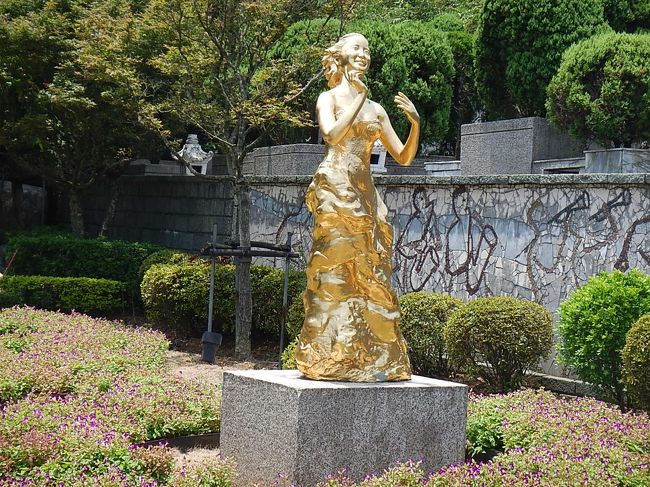 今回の目的の一つ。テレサ・テンのお墓です。台北バスステーションで会った日本人家族に言ったらちょっとひかれてた気がする。海外にいるとテンションの違いなのか普段言わない事を思わず他人に話してしまうものです…<br />