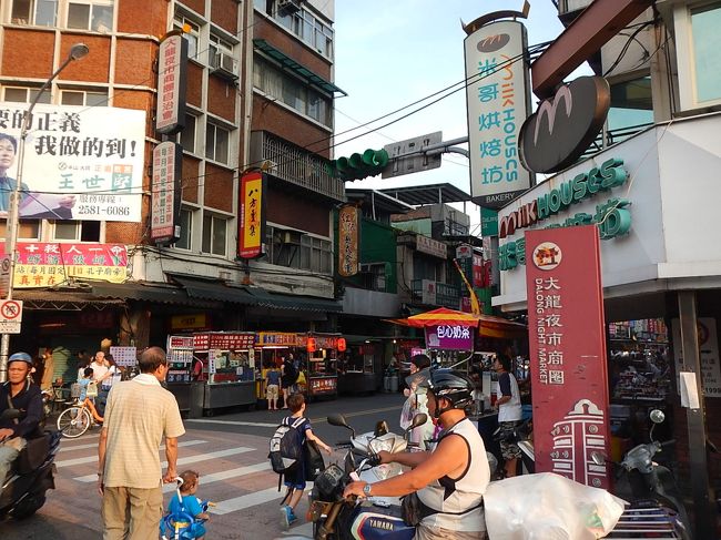 独り旅なんで、メジャーな夜市よりどうしてもこじんまりとしたこんな夜市でノンビリしたくなります。MRTでは園山ですね。酒泉通りみたいな方を行けば大龍（ダーロン）夜市です。目指すは保安宮です。そうすれば迷いません。ほとんど観光客はいないので、なかなか英語も日本語も通じないですが疲れることなく廻れます。