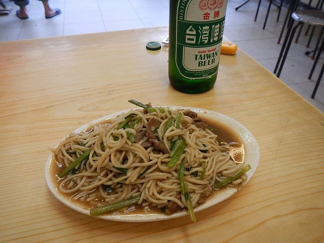 夜市で軽く炒麺を食べました。羊肉の炒麺です。写真の通りビチャビチャ系。台湾ではよくありますね。香ばしい焼きそばをイメージすると全くもってがっくり…でもおいしいんですよね。