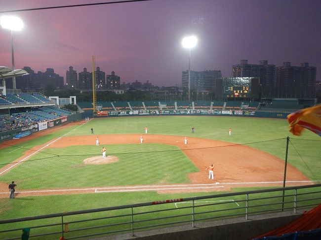 テレサ・テンの次の目的は野球。台湾では棒球ですね。統一ライオンズとラミーゴの試合を観戦。統一側で応援しました。内野席で300元、日本円で約1000円ちょっとですかね。相変わらず客が少ないです。2年前に台南で見た時と変わりません。次の日の新聞観たら数千人でした。日本人選手もいなくてただただビール飲みながら観戦してました。