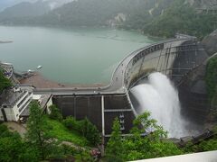 まだ少し雨が降ってるけど…

日本一大きい黒部ダム！
今の時期は観光放水をしています。
この迫力が見たかったっ☆